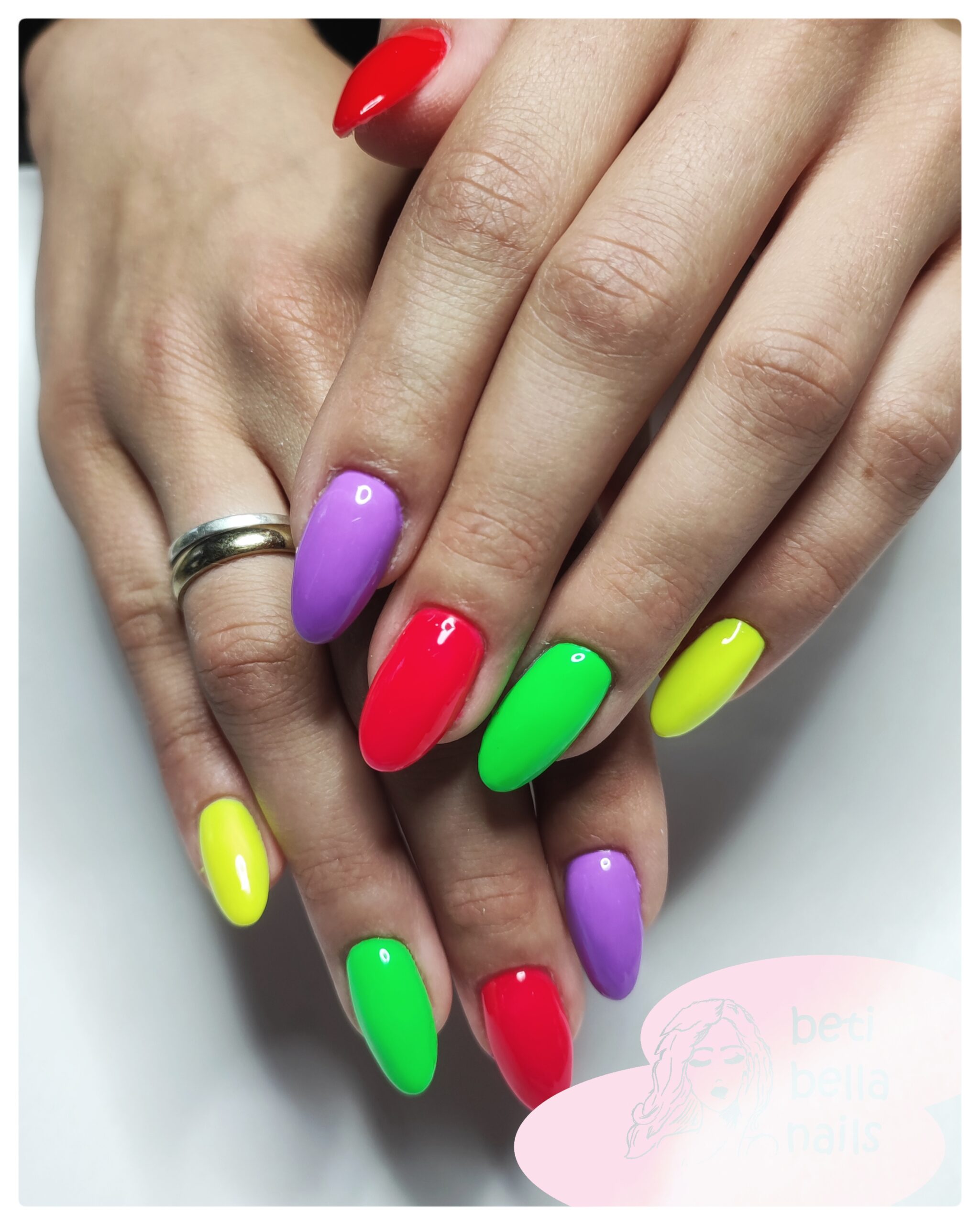 paznokcie zbudowane z pięciu kolorów