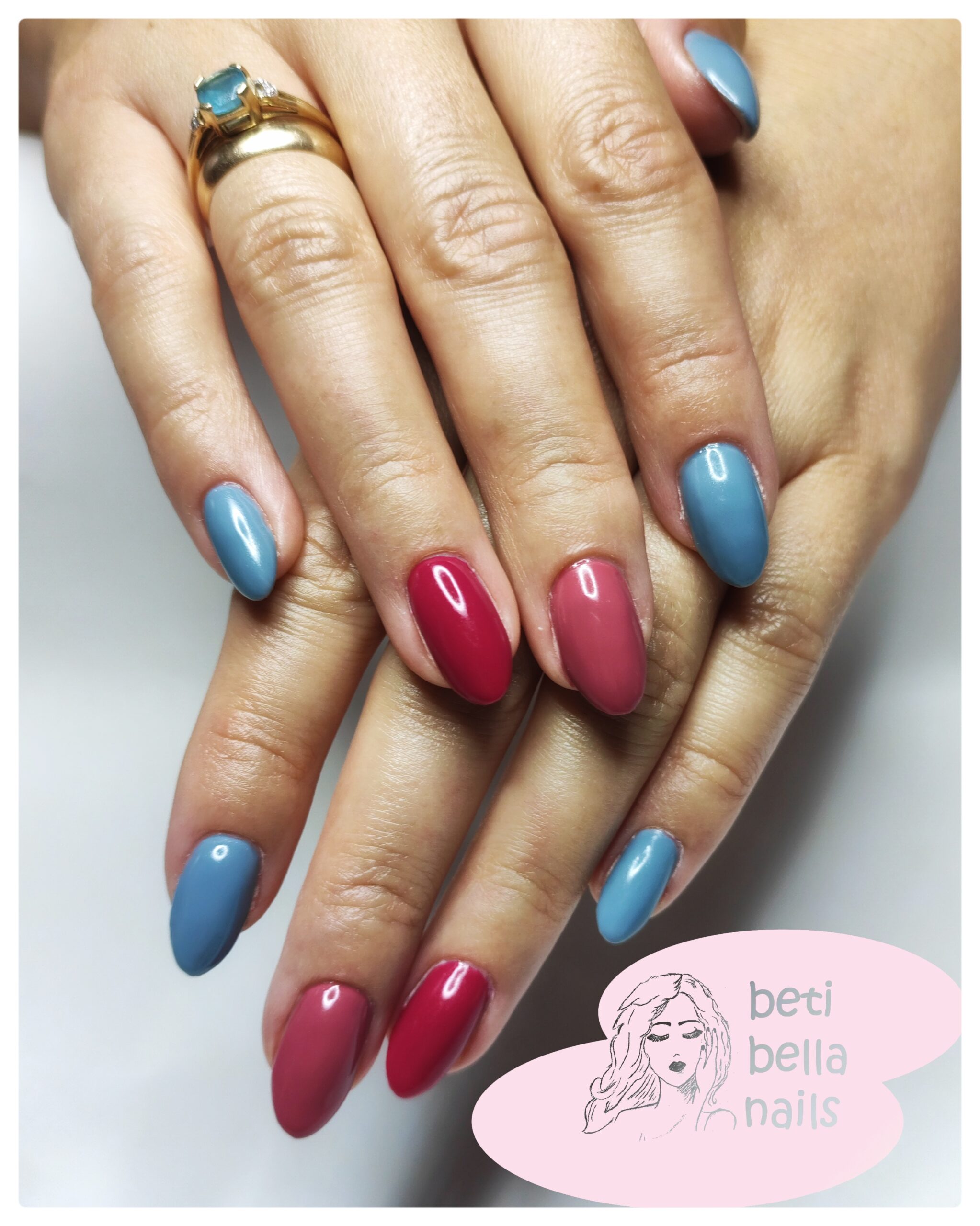 róż oraz błękit na paznokciach