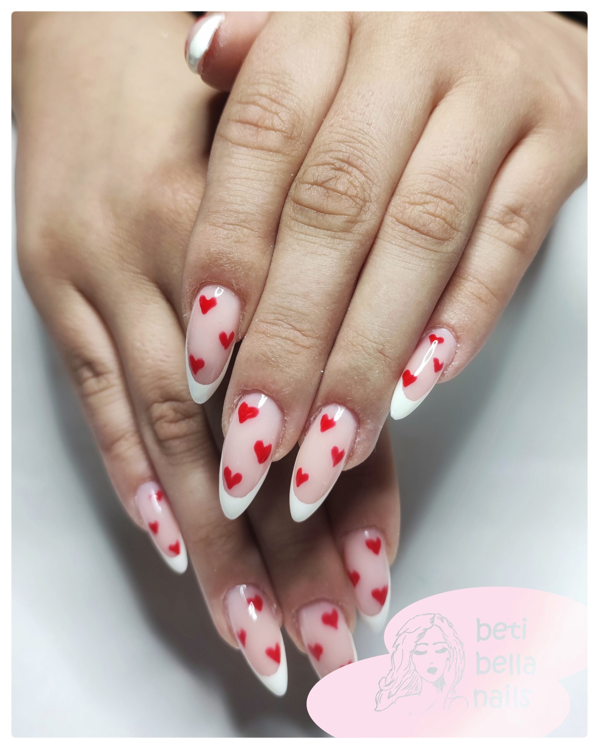 długie pazurki z frenchem klasycznym ozdobione sercami