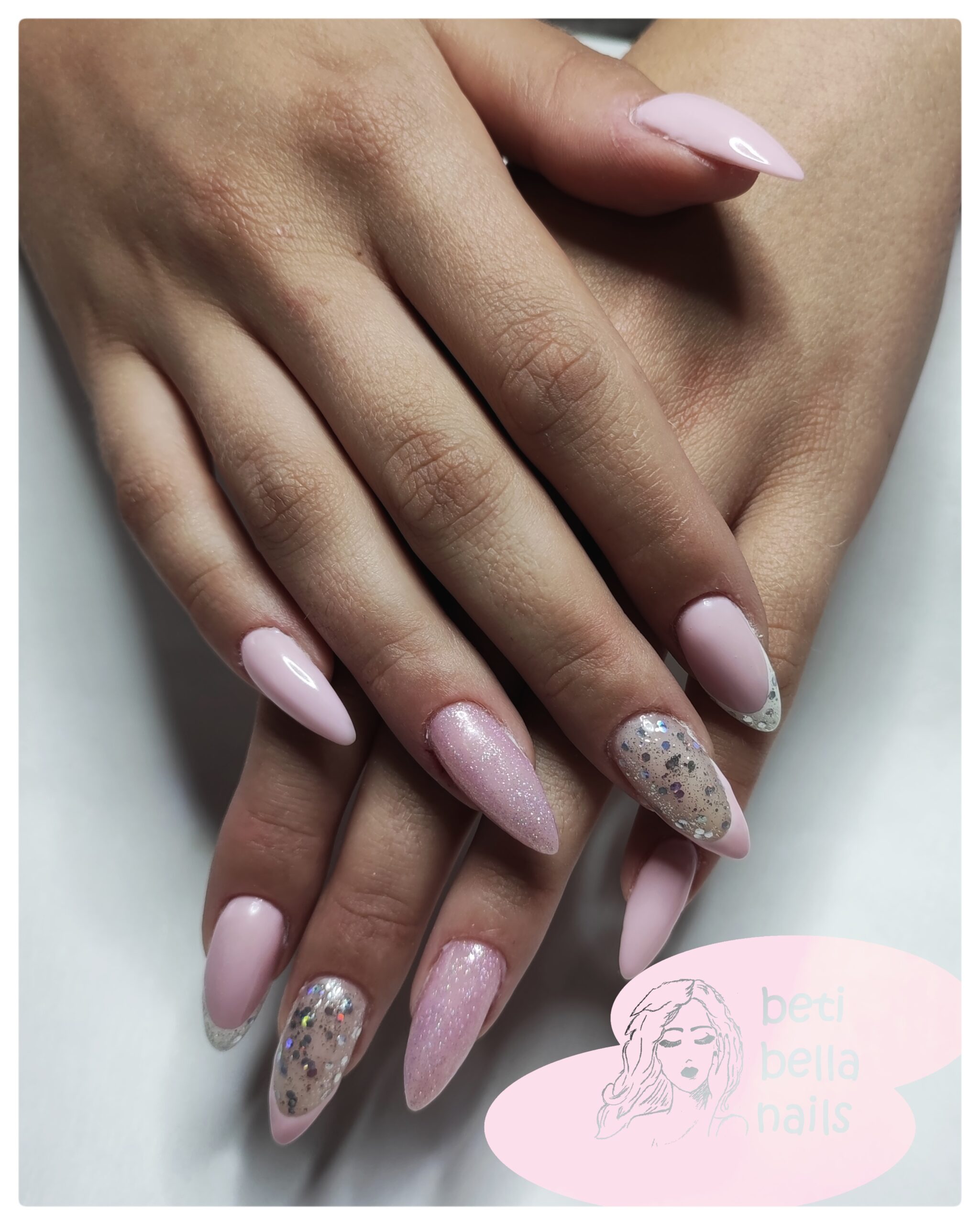 delikatne paznokcie długie z błyskotkami