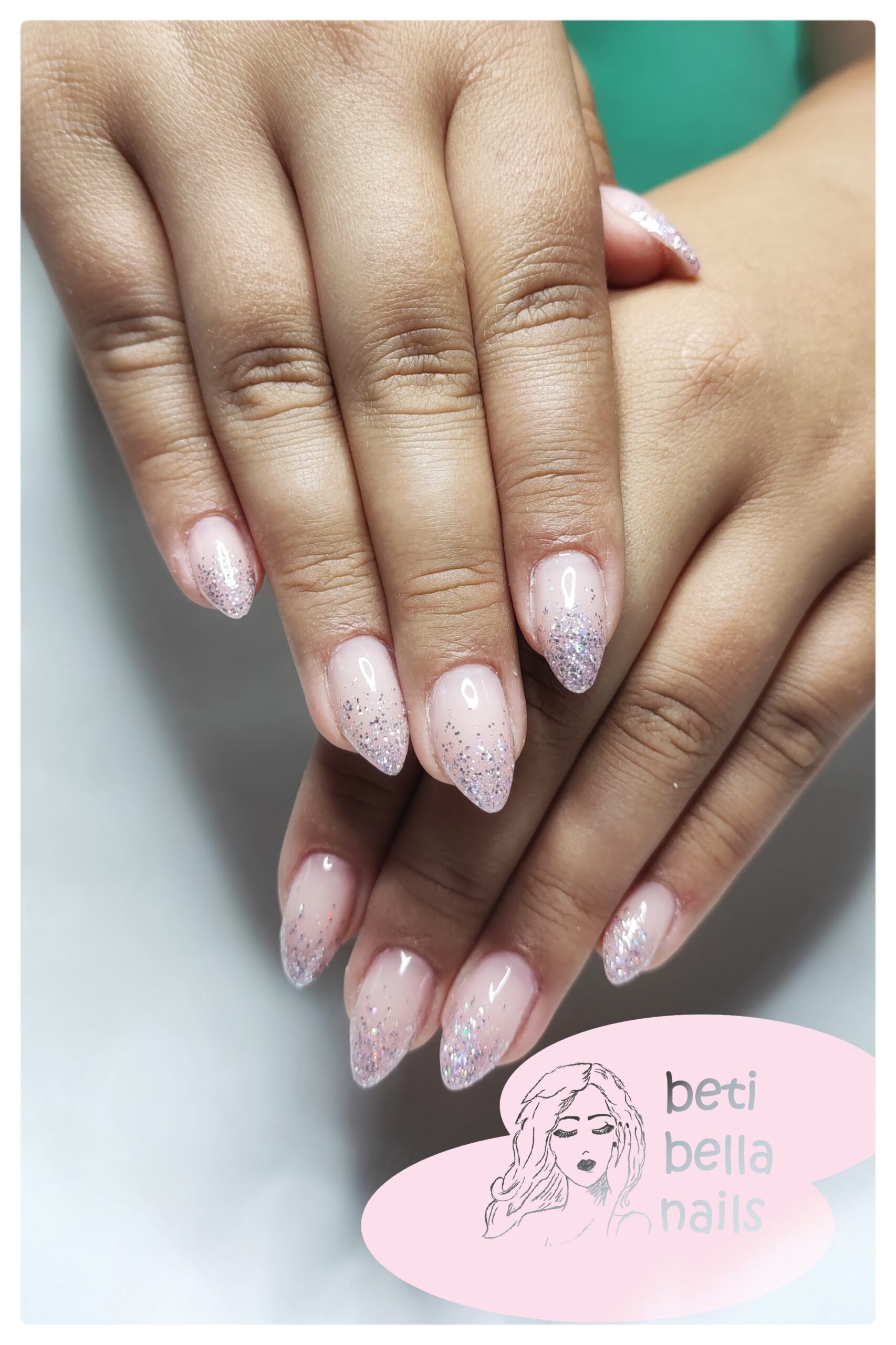 paznokcie z delikatnym zdobieniem 