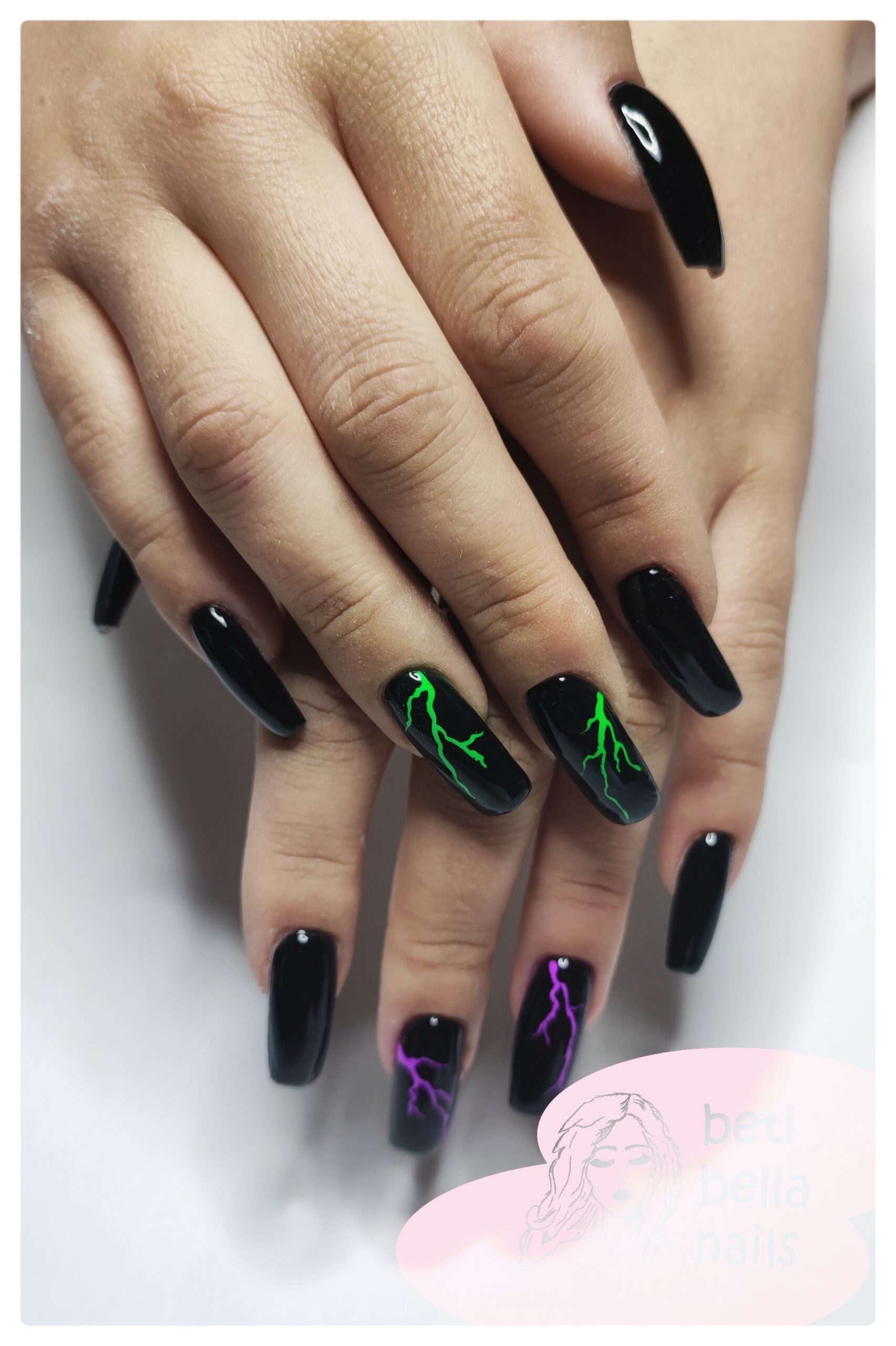 paznokcie przedłużane czarne z błyskawicą