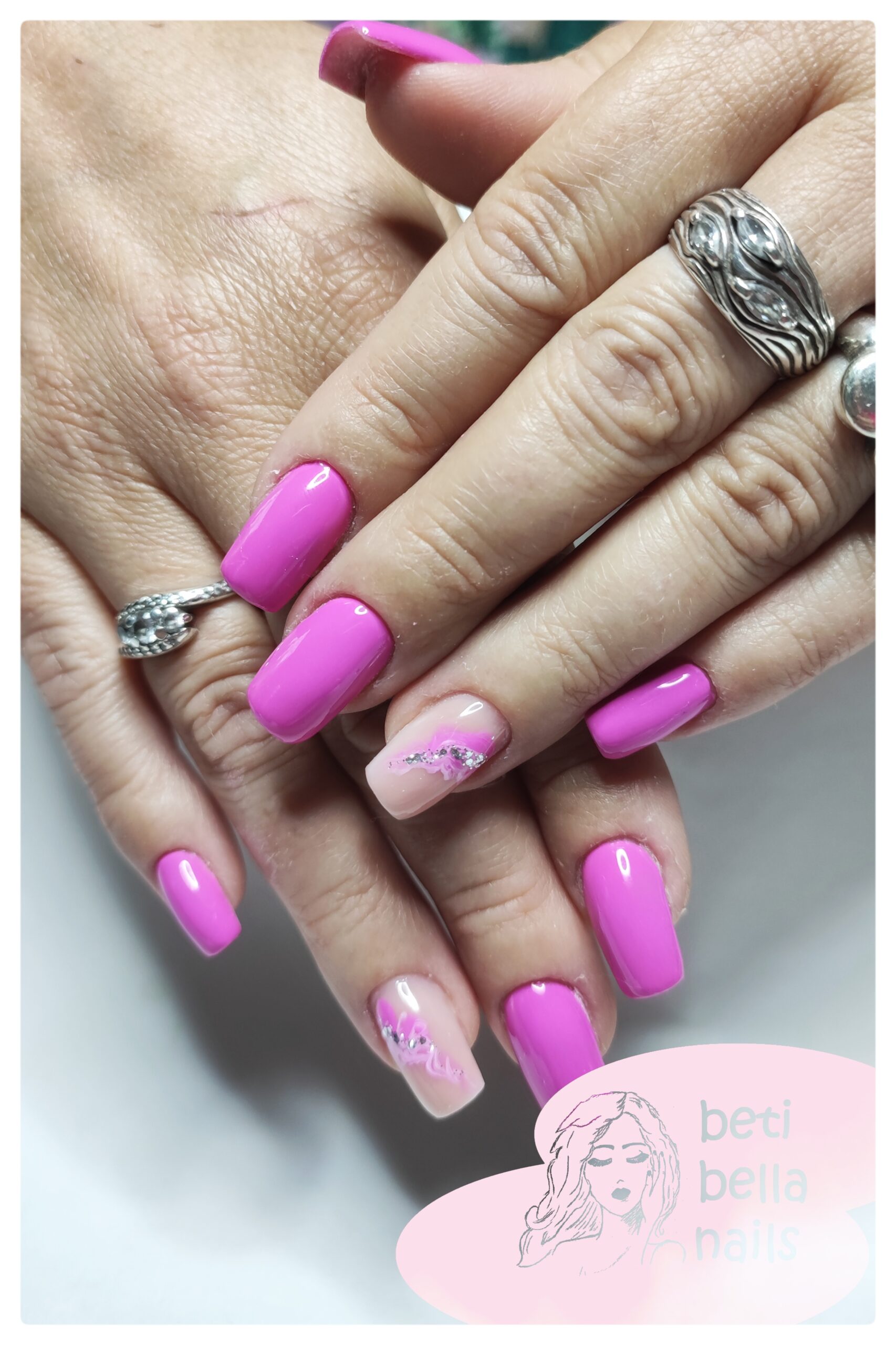 reczne zdobienie na paznokciach