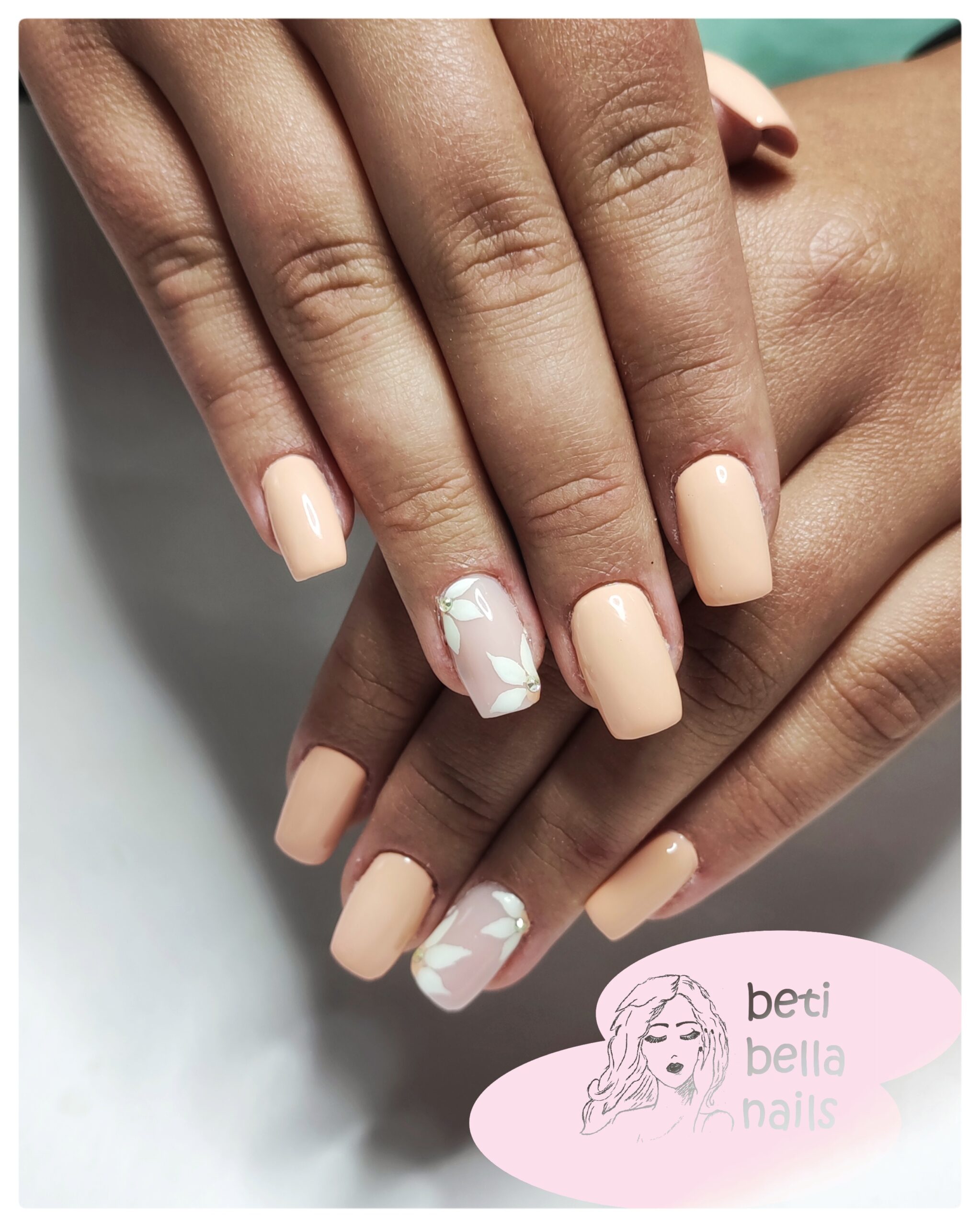 delikatrne kwiatki na paznokciach