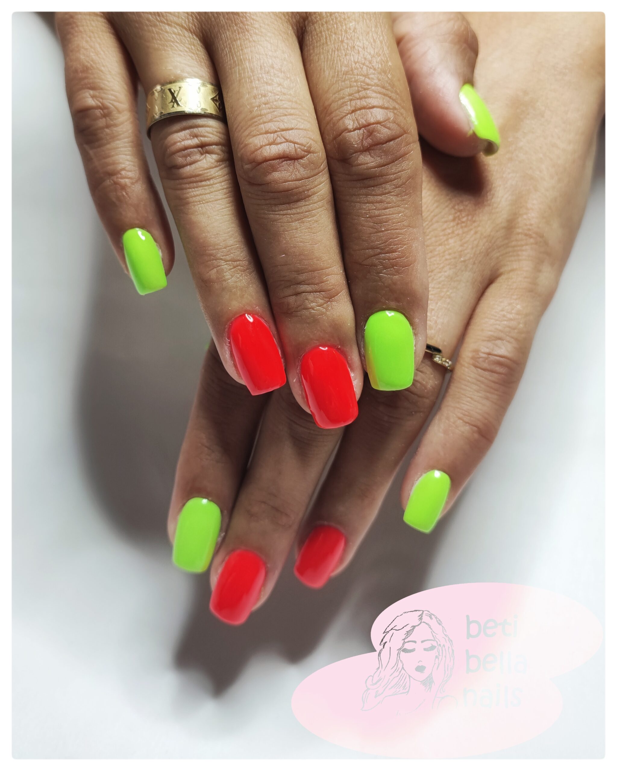 paznokcie zielono czerwone