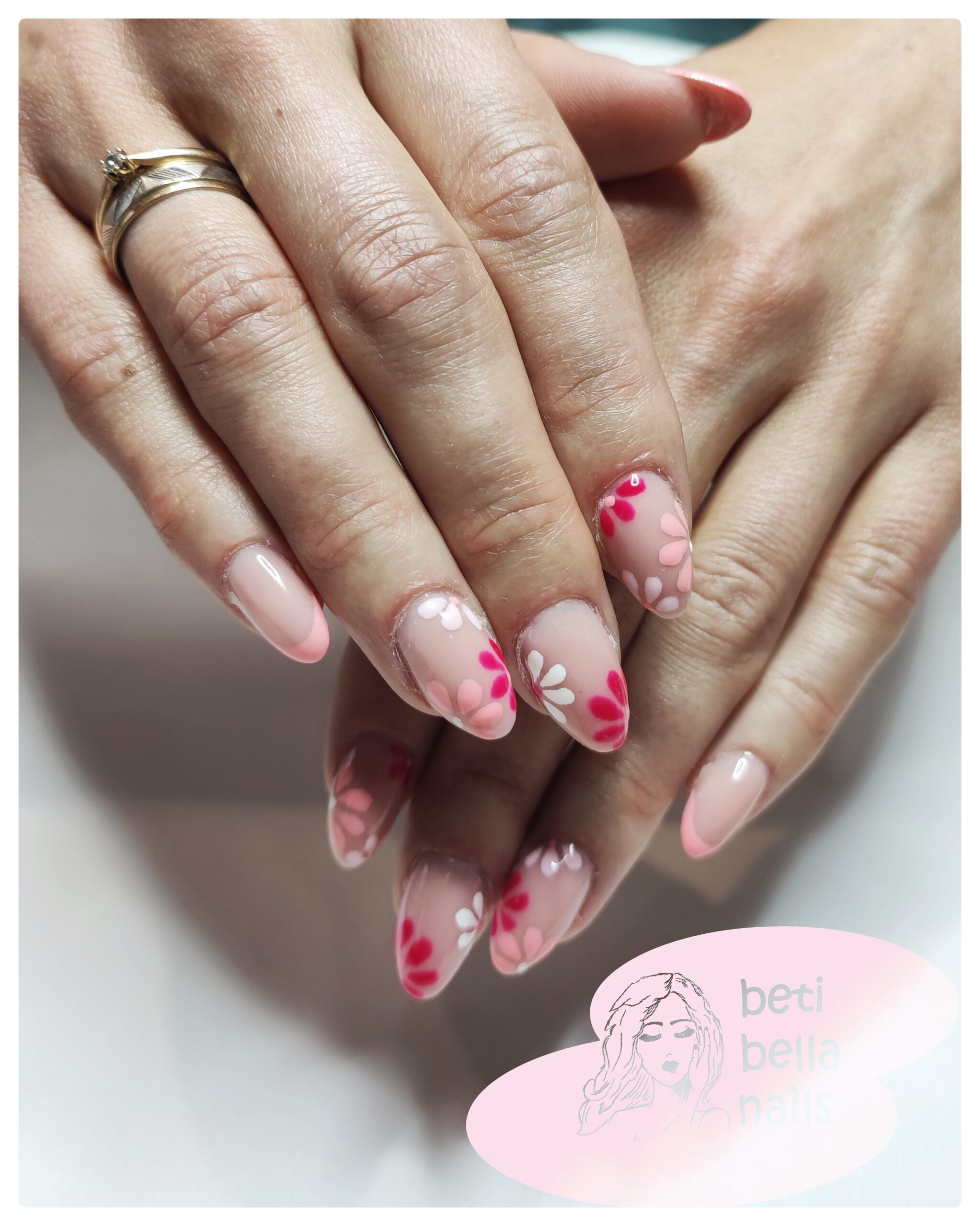 kwiatki na paznokciach recznie malowane