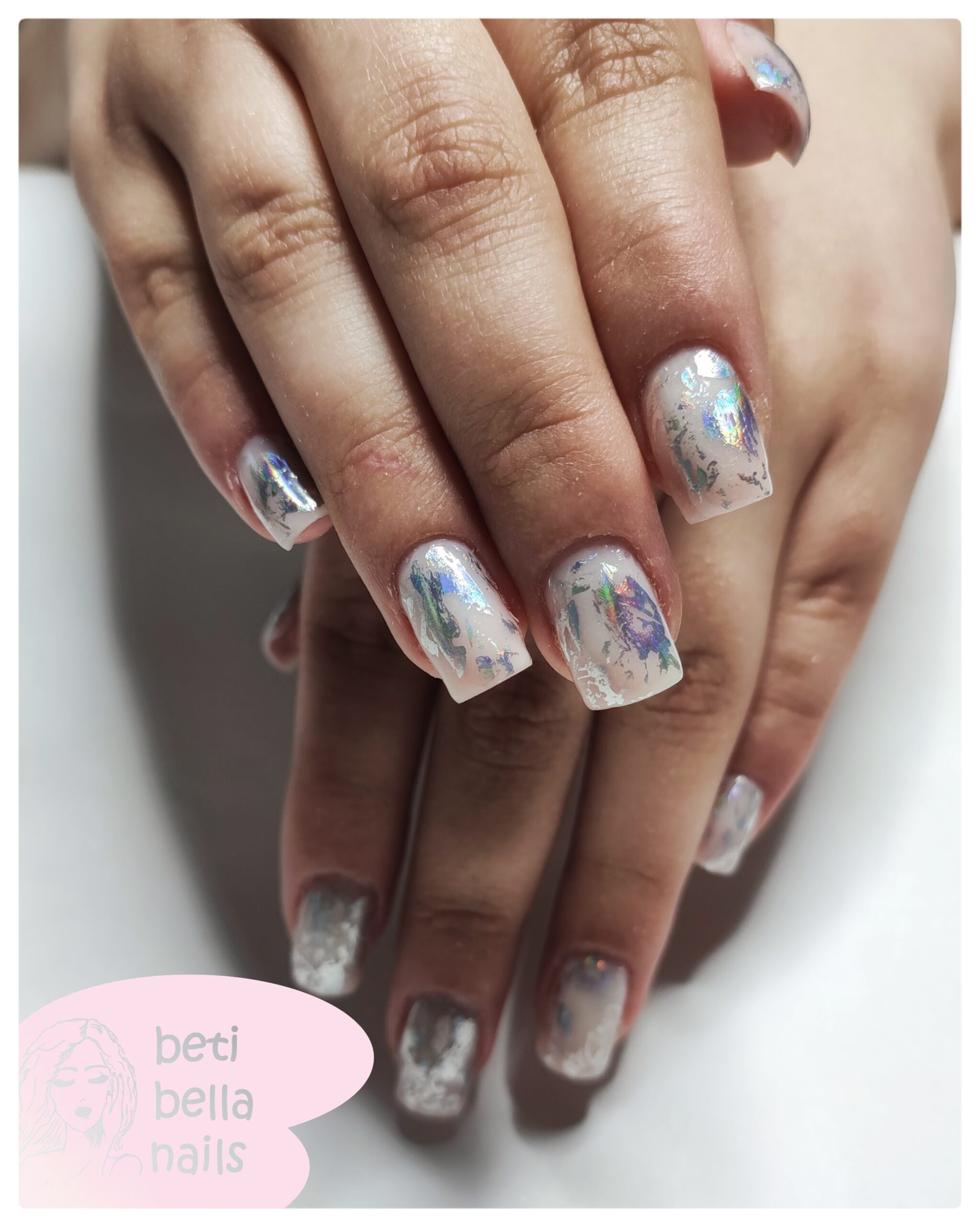 paznokcie żelowe ozdobione folią